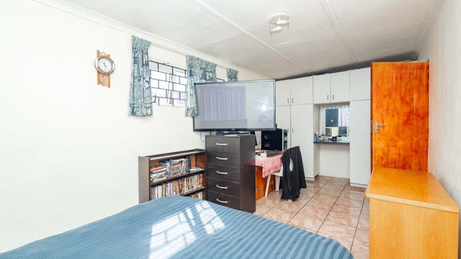 5 Bedroom Property for Sale in Avondale Western Cape